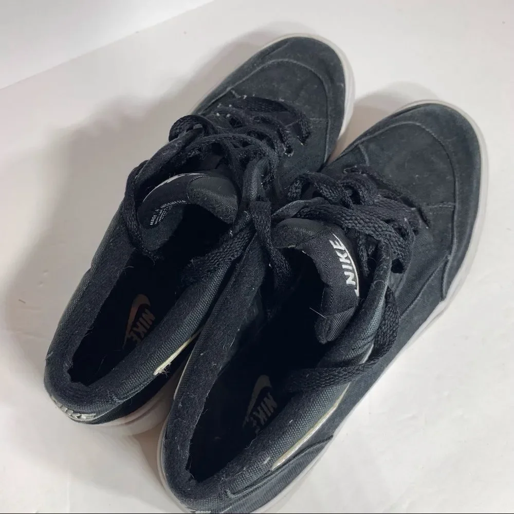 EUC Nike Black‎ and White Canvas Sneakers